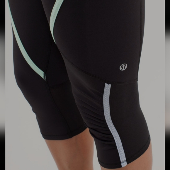 COPY - Lululemon Run: Pace Crop, Black / Petit Dot Fresh Teal / Fresh Teal, Siz… - Picture 3 of 14